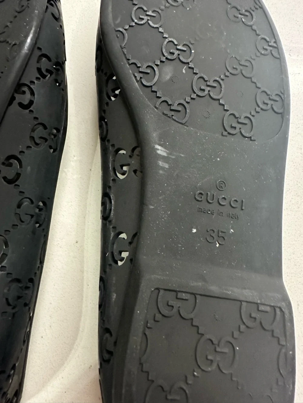 Gucci Black Rubber Flats Size 5 ( Left back Cracked, No Problem With Walk) - Picture 4 of 4